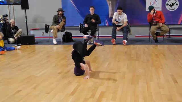 отбор 7-10 bboy Акула vs Артемий vs POWER JET - брейкданс, Чемпионат Москвы смотреть онлайн