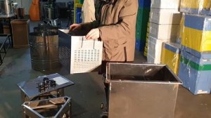 Видео обзор Воскотопки паровой на 7 рамок с прижимом белорусского производителя ООО "Феролайф".