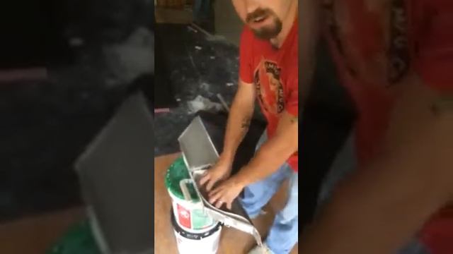How to load and use a drywall banjo (taping tool) Part 1 смотреть онлайн