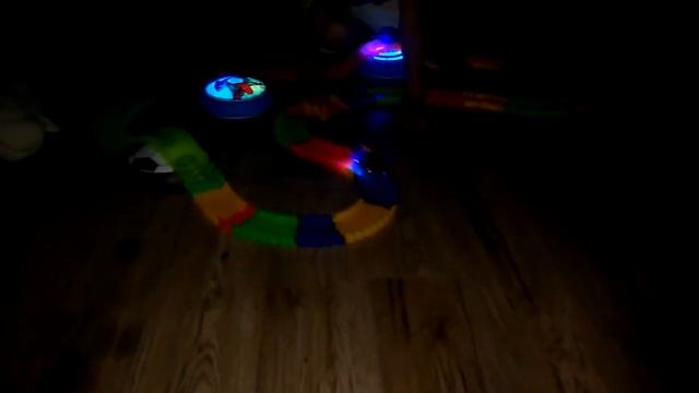 Magic Tracks 165 деталей Светящийся конструктор дорога с машинкой смотреть онлайн