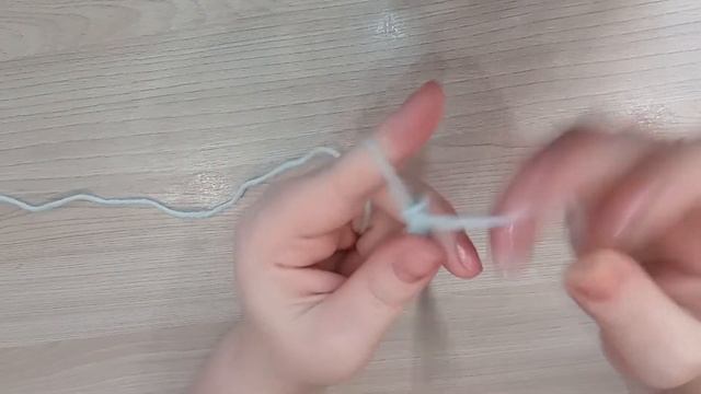 как набрать ПЕТЛИ на спицы и провязать первый ряд. УЧИМСЯ ВЯЗАТЬ С НУЛЯ. основы вязания спицами смотреть онлайн