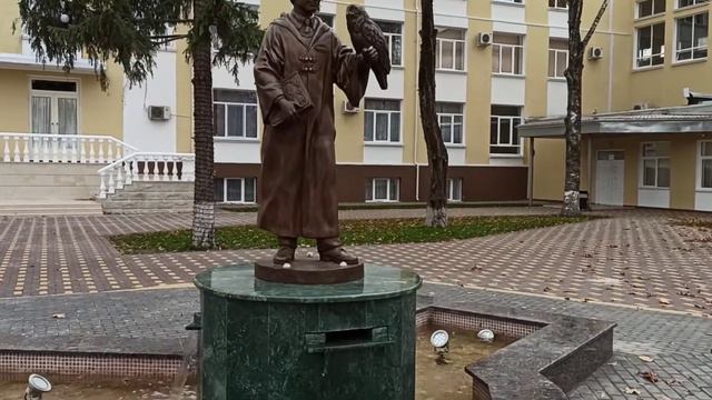 Памятник абитуриенту на территории ПГУ в Тирасполе смотреть онлайн