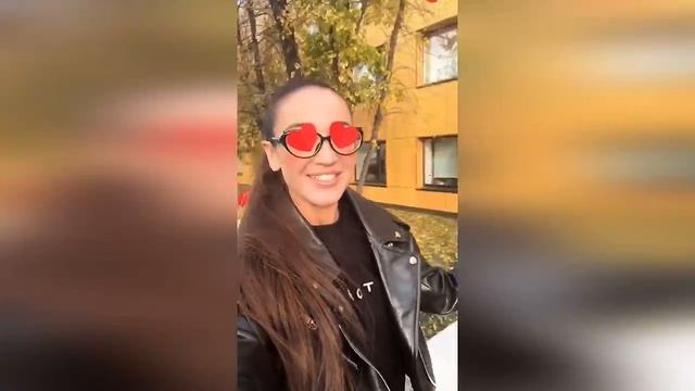 Денис Лебедев встречает Бузову с цветами на вокзале а она приехала на другой смотреть онлайн