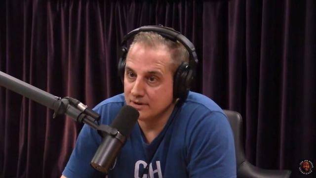 Joe Rogan - Mel Gibson is an Intense Guy смотреть онлайн