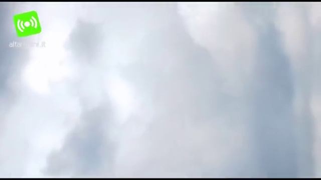 Tromba d'aria in spiaggia, volano ombrelloni. Paura a Marina centro di Rimini смотреть онлайн