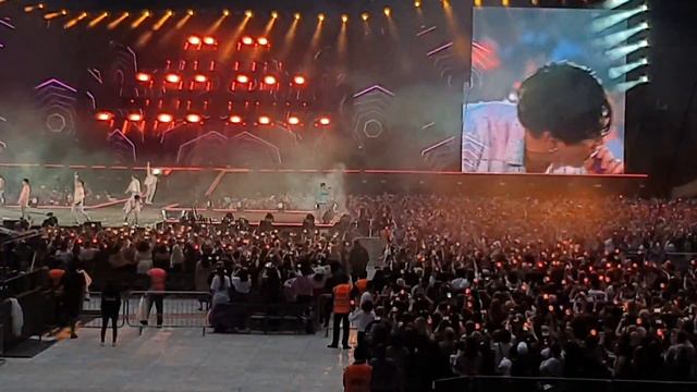 BTS - Idol / Day 2 / London Wembley Stadium смотреть онлайн