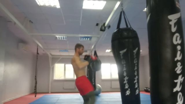 Бокс, кикбоксинг, работа с грушей смотреть онлайн