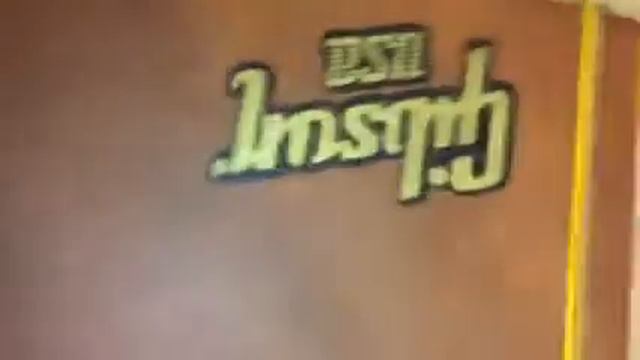 Opening case for the first time on 2016 Gibson Explorer. смотреть онлайн