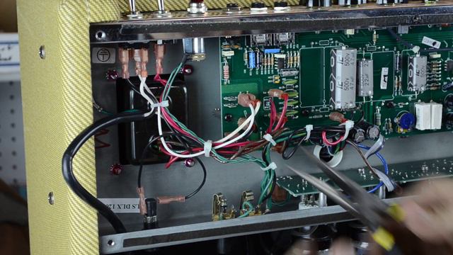 Fixing a fender guitar amp power problem смотреть онлайн