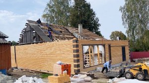 Разобрали крышу и пошел дождь. Что делать? Строим новый дом. Вот это размер. Жизнь простых людей.