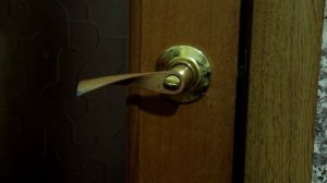 Как открыть межкомнатную дверь без ключей с помощью пластиковой карты?