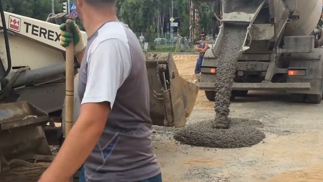 Разгрузка бетона в экскаватор погрузчик TEREX 860 в Калуге