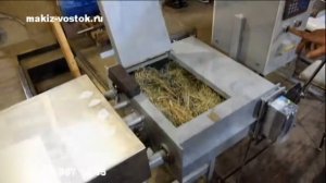 Упаковка лугового сена в пакет - брикет.