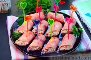 Оригинальная закуска.
РУЛЕТИКИ ИЗ ВЕТЧИНЫ С СЫРОМ