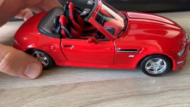 Обзор модели BMW M Rodster в 1:24 от Bburago смотреть онлайн