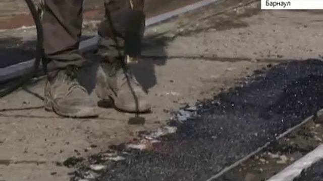 В центре Барнаула отремонтировали дорогу холодным асфальтом смотреть онлайн