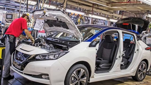 Nissan resumes car production in Japan after two week halt смотреть онлайн