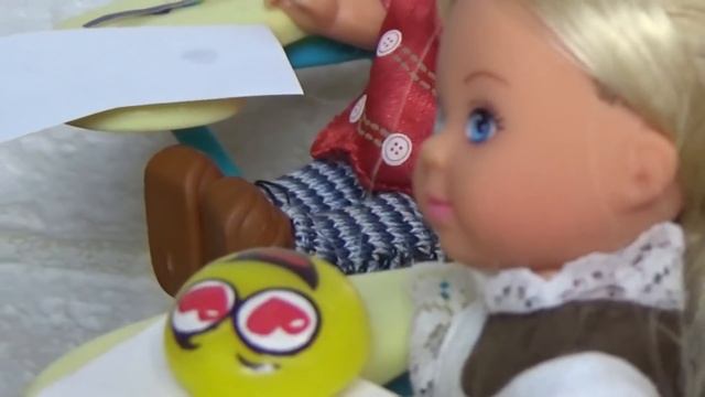 ВАЛЕРКА У СТОМАТОЛОГА! Катя и Макс веселая семейка смешной сериал куклы в реальной жизни Даринелка смотреть онлайн