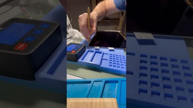Аккуратное и быстрое снятие матрицы ноутбука MacBook Pro A1708, A1706. смотреть онлайн