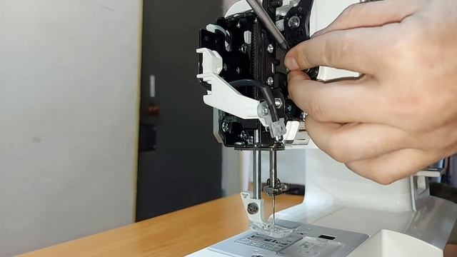 Швейная машинка заклинила, или тяжелое вращение? Смотри, здесь сказано как исправить. смотреть онлайн