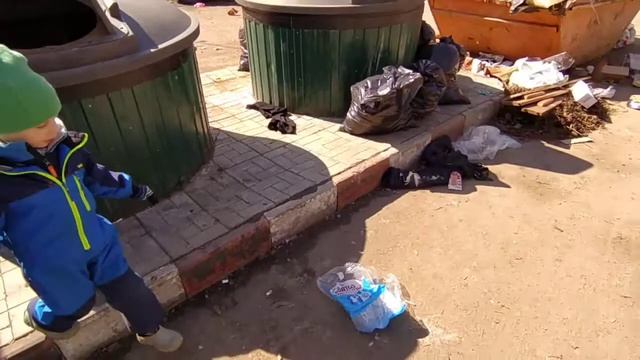 Закопанные мусорные баки в Ивантеевке и еще баки с крышками и колодец