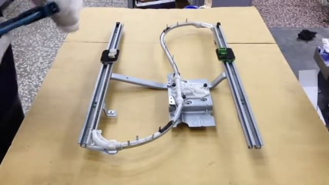 RENAULT V1(KC-RN9001/2) ASSEMBLY OF WINDOW REGULATOR PROTECTOR STEP ONE смотреть онлайн
