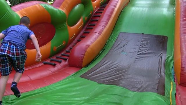 Дети катаются с горки. смотреть онлайн