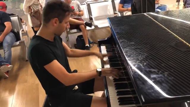 Surprise piano performance for passengers at Rome Airport смотреть онлайн