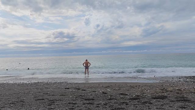 Чёрное море. г. Гагра. Абхазия. Первый раз купаемся в этом году смотреть онлайн