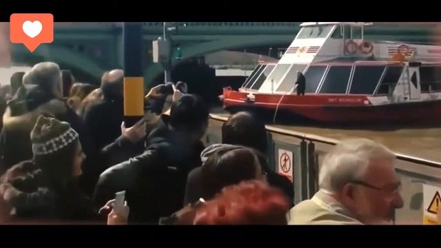 "Не завидую владельцу этого судна": Лодка врезается в мост на огромной скорости. смотреть онлайн