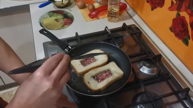 Рецепт : ПУЧИГЛАЗИКИ с колбасой, яйцом, майонезом и чесноком. смотреть онлайн