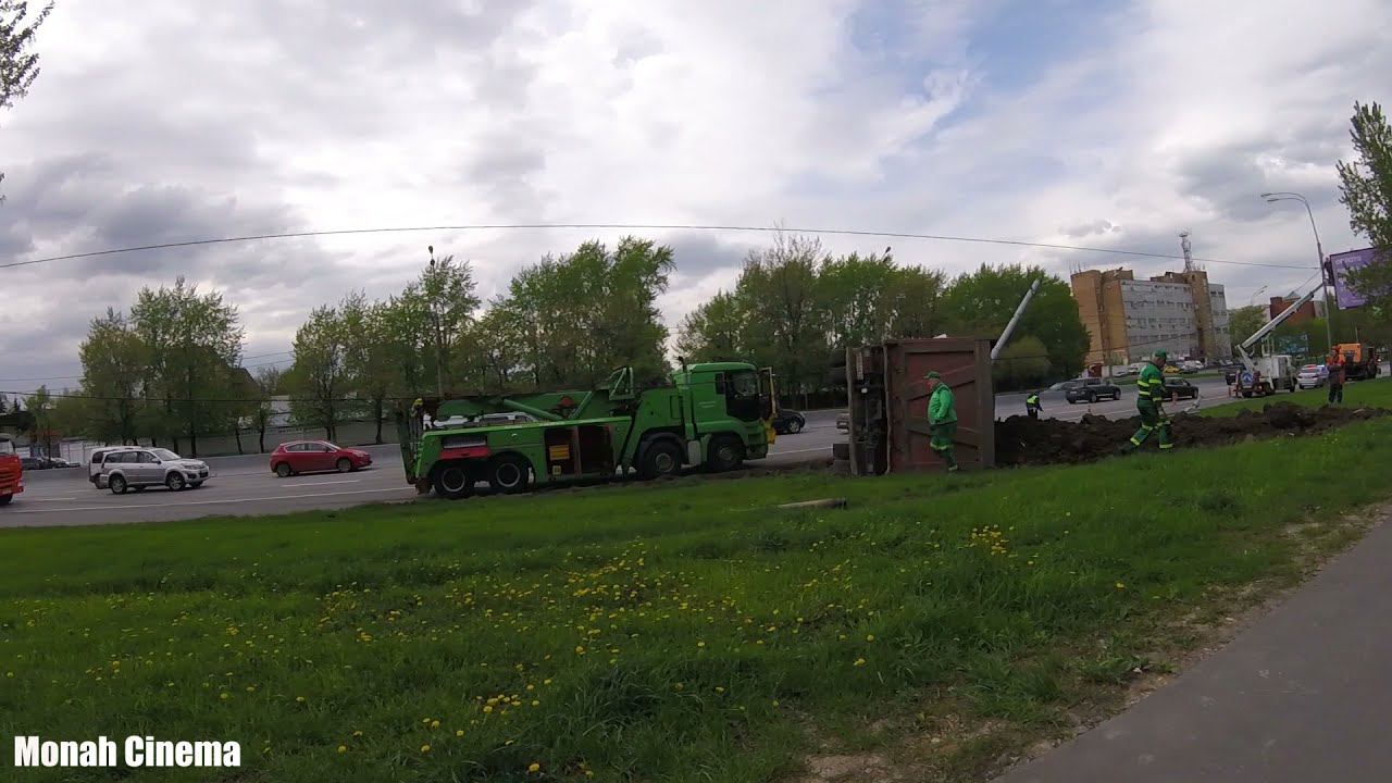 ДТП 13 05 2021 на Алтуфьевском шоссе дом 64 Грузовик снёс столб и перевернулся смотреть онлайн