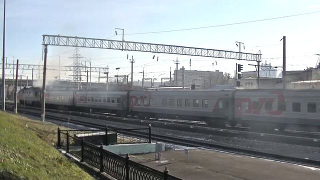 Тепловоз ТЭП70-0532 с поездом №360Ч Калининград- Адлер отправляется со станции Смоленск-Центральный смотреть онлайн