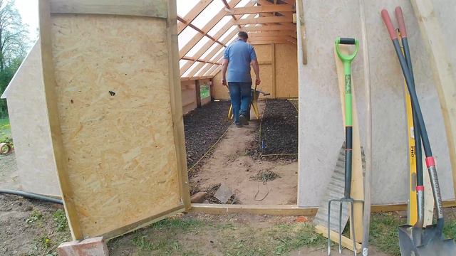 Passive Solar Greenhouse Build Part 7 - Preparing Soil Beds & Planting Out смотреть онлайн