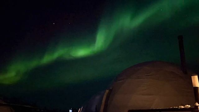 Таймлапс Сверного Сияния видео вчера 01.04.2022 в Аврора Вилладж МурманскTimelapse Norther lights смотреть онлайн