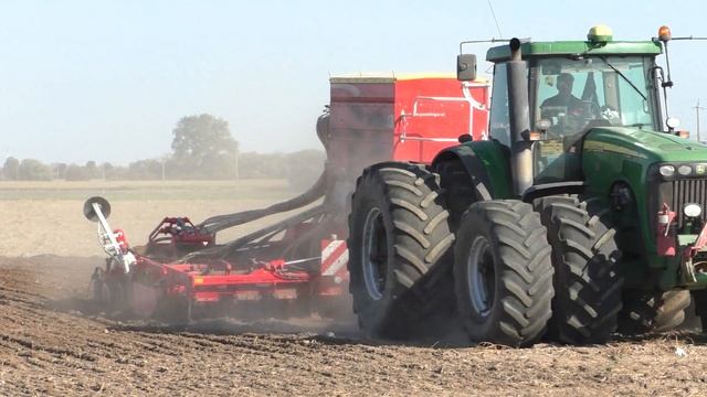 сеют озимую культуру посевным комплексом Pottinger трактором John Deere 8420