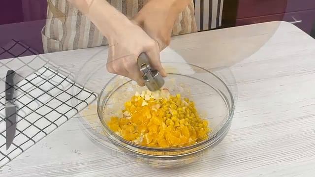 САЛАТ по-королевски! Крабовый с секретиком! Быстро и вкусно! смотреть онлайн