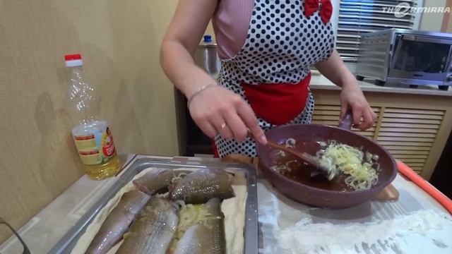 Готовим рыбный пирог всей семьёй! Рыжий кот тоже!)) Мини печь Oberhof Mofen L24 смотреть онлайн