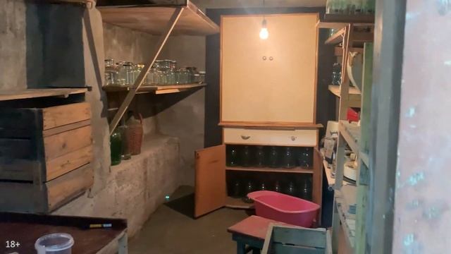 Вечерние разговоры у костра в Lounge Biblioteka | Склад | Кресла из бочек | День 39 смотреть онлайн