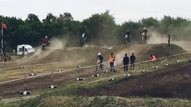 Заезд MX1/MX2 этапа по мотокроссу.Луганск 22.05.21 смотреть онлайн