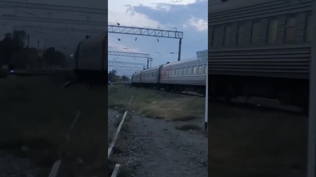 Пассажирский поезд отправляется со станции Краснодар-1 смотреть онлайн