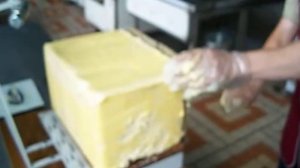 Видео работы устройства ручной струнной резки монолита сливочного масла на порции и бруски