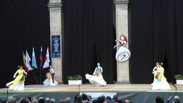 Korean folk dance: Hwang jin i & Jindo Buk смотреть онлайн