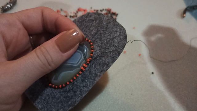 Как обшить кабошон? Кулон из бисера. Бисероплетение. Мастер класс смотреть онлайн