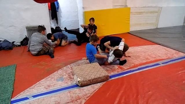 Регби на коленях, для развития борьбы в партере (дети) смотреть онлайн