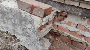 Фундамент из кирпича, но сделан очень интересно.