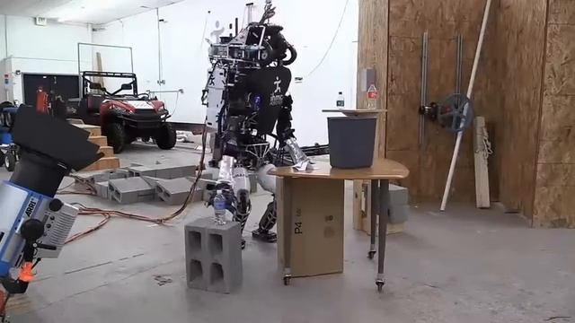 Atlas обучается разгребать завалы и подметать пол