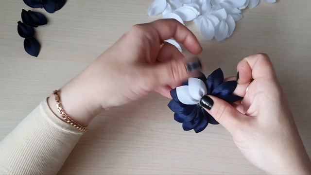 МК Резинка на пучок с бусинами и цветами из репсовой ленты / Diy flowers from ribbons смотреть онлайн