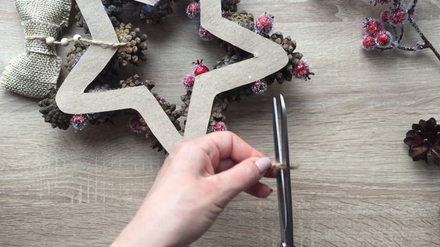 DIY 3 идеи зимнего декора своими руками. Декор из шишек. Christmas decor in eco-style смотреть онлайн