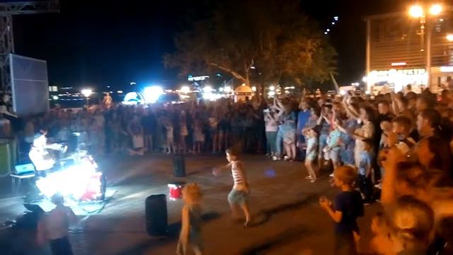 Уличный барабанщик из Геленджика vs Пирожков смотреть онлайн